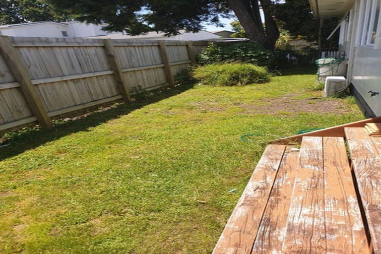 Photo of property in 26 Edwards Avenue, Henderson, Auckland, 0610