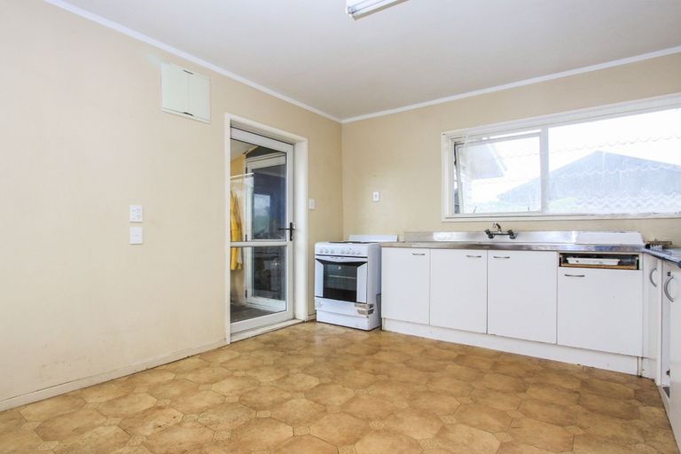 Photo of property in 50 Kelman Road, Kelston, Auckland, 0602