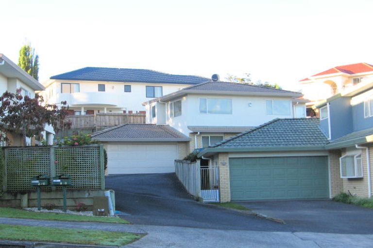 Photo of property in 2/8 De Havilland Drive, Goodwood Heights, Auckland, 2105