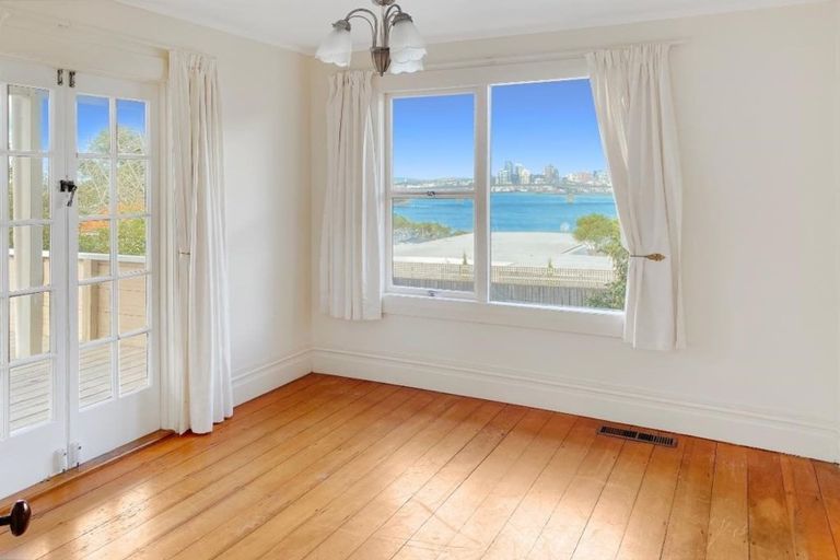 Photo of property in 18 Bridge View Road, Birkenhead, Auckland, 0626