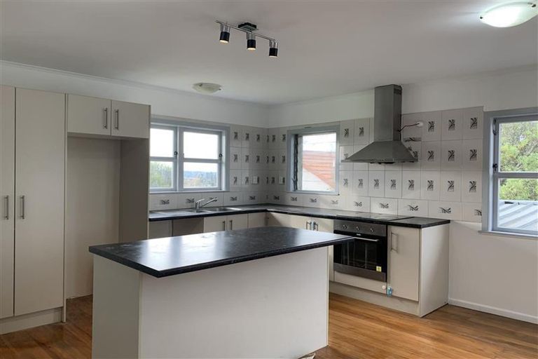 Photo of property in 22 Hobsonville Road, West Harbour, Auckland, 0618