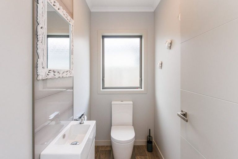 Photo of property in 10 Mediterranean Grove, Fitzherbert, Palmerston North, 4410