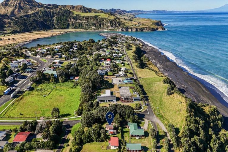 Photo of property in 6 Rangi Street, Mokau, 4376