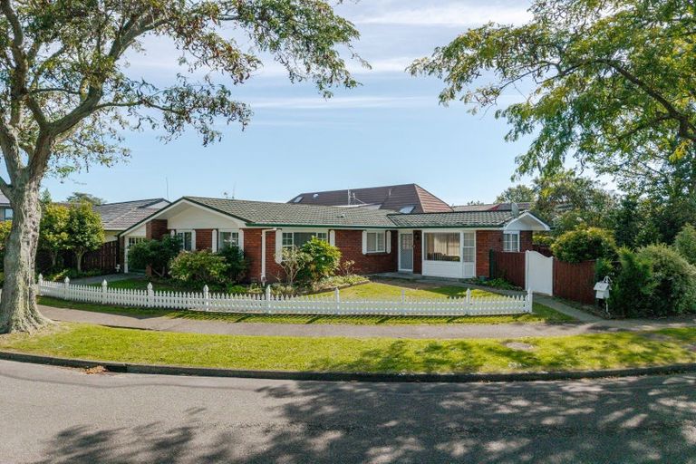 Photo of property in 17 Earl Place, Hokowhitu, Palmerston North, 4410