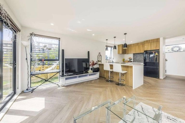 Photo of property in 1/11 Lewis Road, Pakuranga, Auckland, 2010
