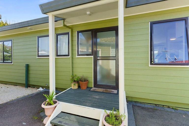 Photo of property in 88 Queens Road, Waikanae Beach, Waikanae, 5036