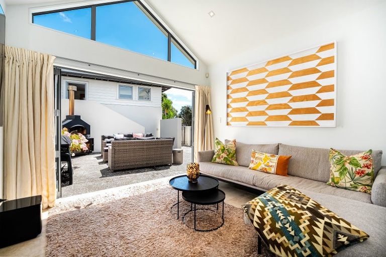 Photo of property in 8 Nevay Road, Karaka Bays, Wellington, 6022