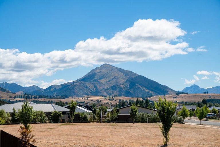 Photo of property in 8 Kingfisher Crescent, Albert Town, Wanaka, 9305