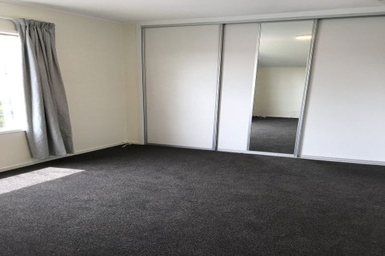 Photo of property in 1/19 Tree View Avenue, Glenfield, Auckland, 0629