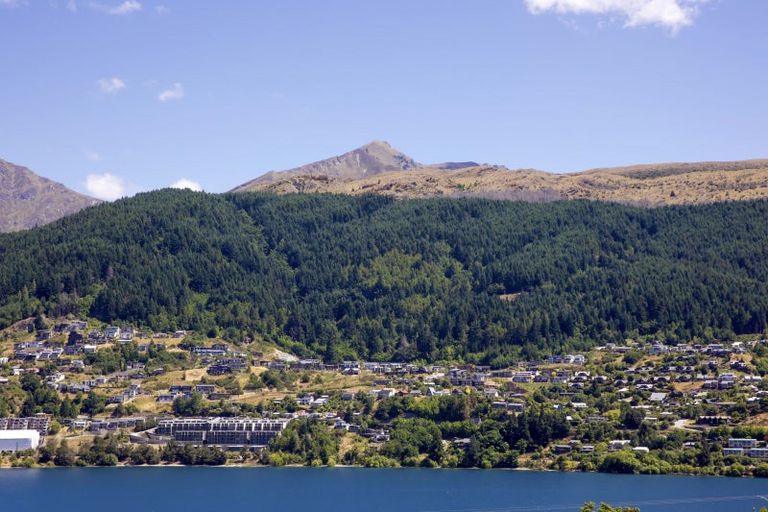 Photo of property in 8 Spring Hill Road, Kelvin Heights, Queenstown, 9300