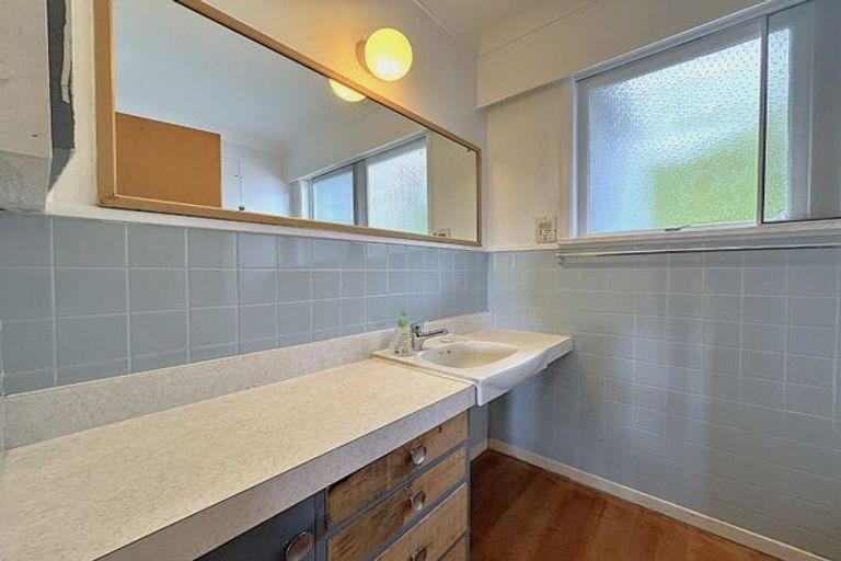 Photo of property in 20 Tawhana Crescent, Red Beach, 0932