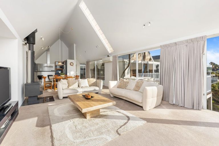Photo of property in 25 Oakpark Place, West Harbour, Auckland, 0618