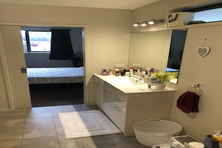 Photo of property in 100 Fulford Street, New Plymouth, 4310