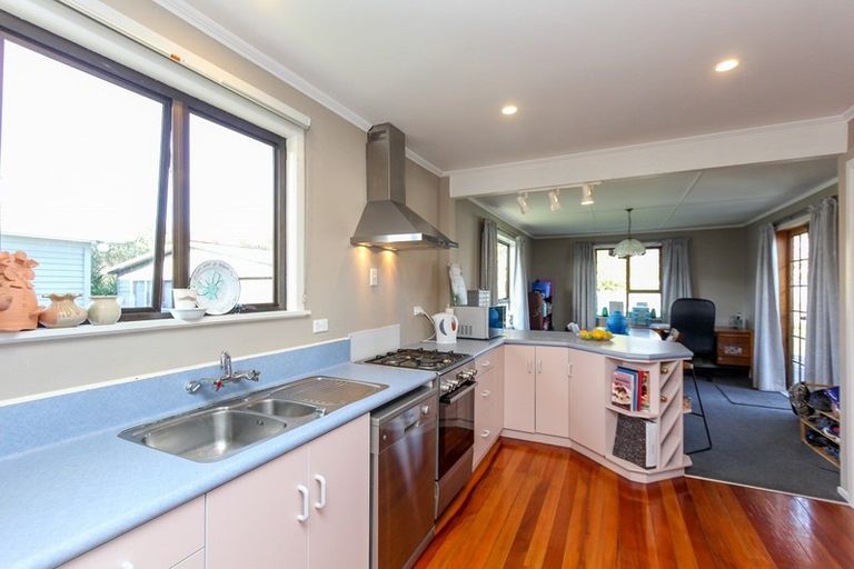 Photo of property in 14 Karaka Street, Merrilands, New Plymouth, 4312