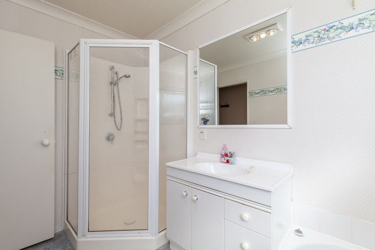 Photo of property in 2 Crown Hill, Paraparaumu, 5032