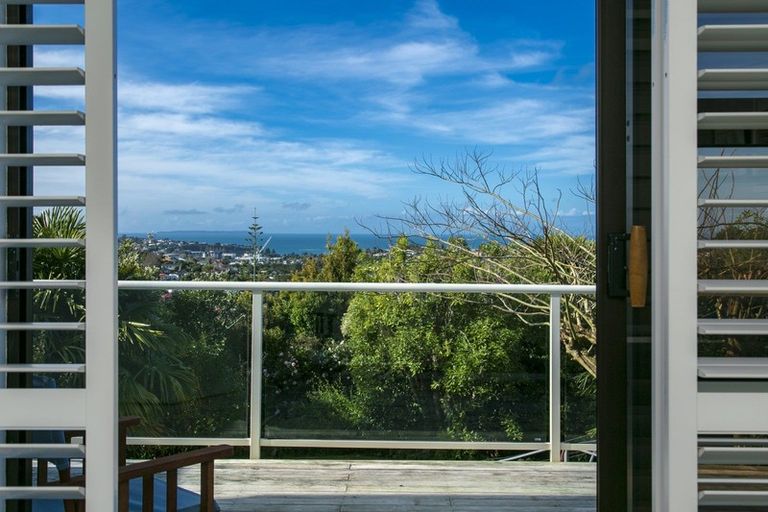 Photo of property in 128 Arran Road, Browns Bay, Auckland, 0630