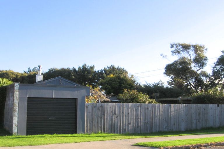 Photo of property in 22 Rangihiroa Street, Waikanae Beach, Waikanae, 5036