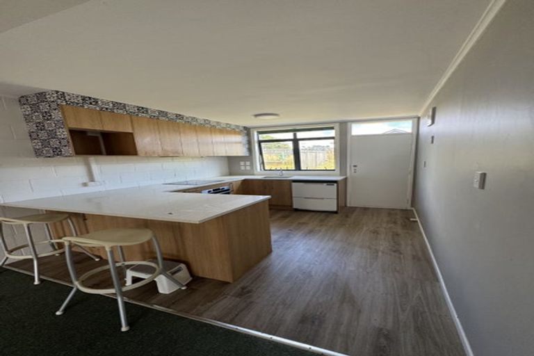 Photo of property in 25b Warrington Grove, Newlands, Wellington, 6037