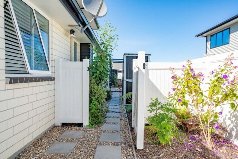 Photo of property in 2 Waitemata Drive, One Tree Point, 0118