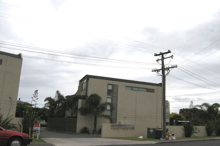 Photo of property in 5/1 Hillcrest Avenue, Hillcrest, Auckland, 0627