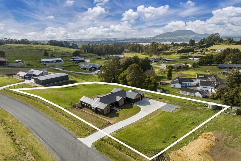 Photo of property in 8 Nga Tui Lane, Acacia Bay, Taupo, 3385