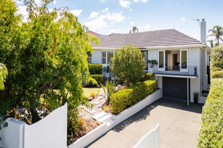 Photo of property in 36 Montgomery Avenue, Rothesay Bay, Auckland, 0630