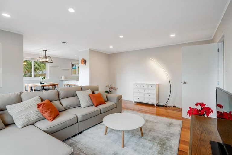 Photo of property in 14 Theban Place, Totara Vale, Auckland, 0629