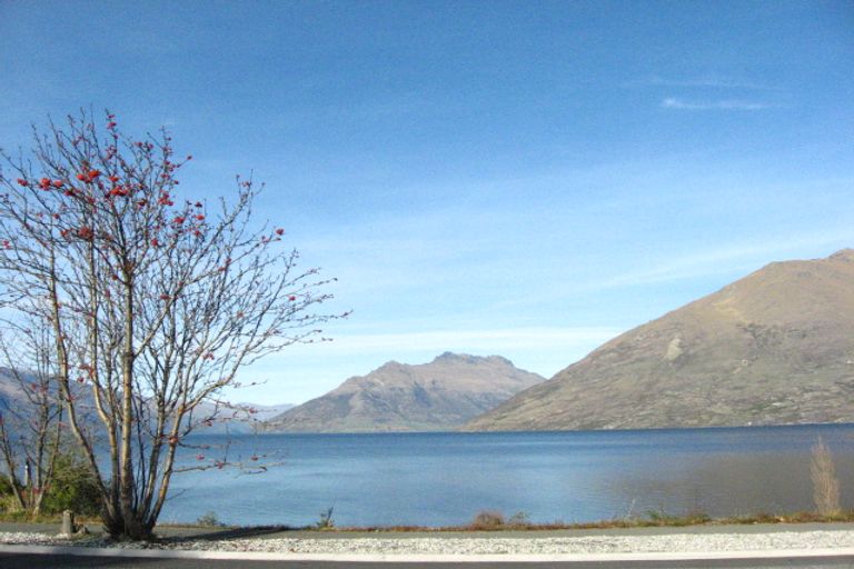 Photo of property in 62 Cedar Drive, Kelvin Heights, Queenstown, 9300