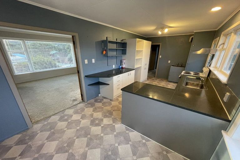 Photo of property in 35 Pokohiwi Road, Normandale, Lower Hutt, 5010