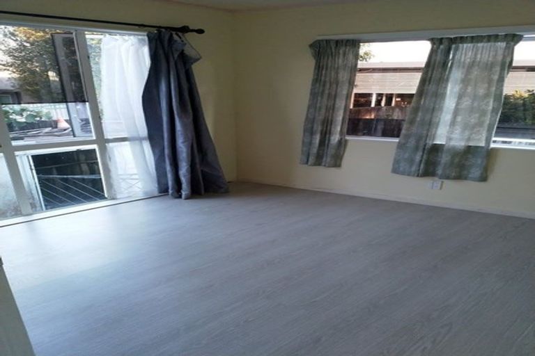 Photo of property in 2/61 Greenslade Crescent, Northcote, Auckland, 0627