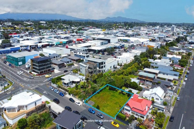 Photo of property in 10 Hobson Street, New Plymouth, 4312