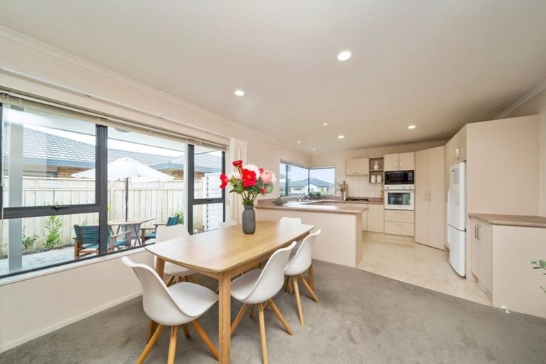Photo of property in 2 Taylor Place, Merrilands, New Plymouth, 4312