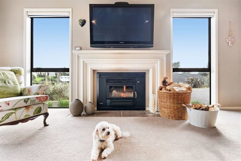 Photo of property in 17 Gavinike Place, Waimauku, 0812