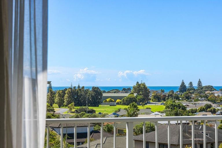 Photo of property in 60 Chesterfield Way, Orewa, 0931