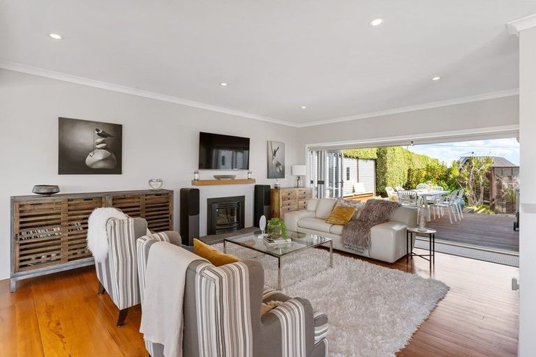 Photo of property in 37 Mellons Bay Road, Mellons Bay, Auckland, 2014