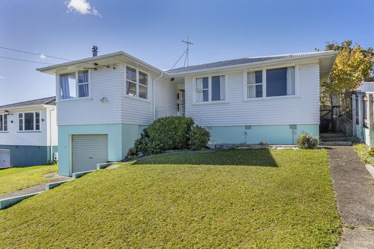 Photo of property in 93 Taylor Terrace, Tawa, Wellington, 5028