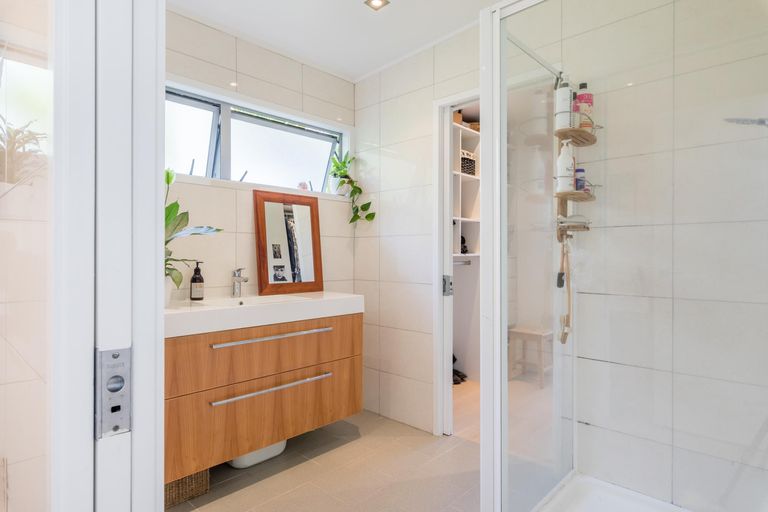 Photo of property in 39 Warner Park Avenue, Laingholm, Auckland, 0604