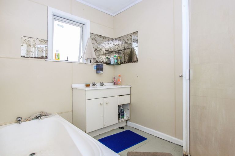 Photo of property in 50 Kelman Road, Kelston, Auckland, 0602