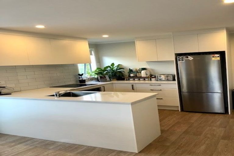 Photo of property in 1a Pavola Grove, Glenfield, Auckland, 0629