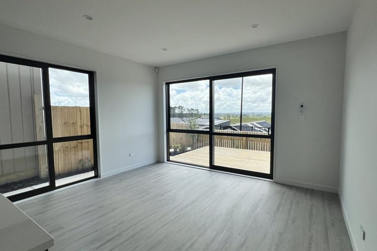 Photo of property in 28 Neretva Avenue, Massey, Auckland, 0614