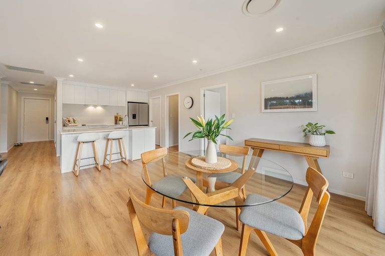 Photo of property in 15 Rewarewa Way, Timberlea, Upper Hutt, 5018