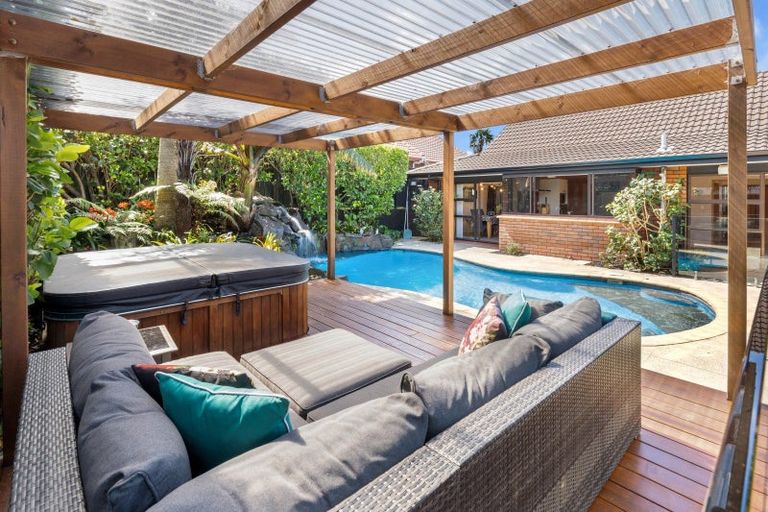 Photo of property in 6 Citation Way, Botany Downs, Auckland, 2010