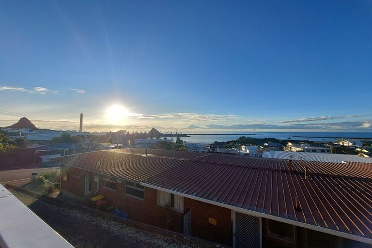 Photo of property in 25 Bayly Road, Moturoa, New Plymouth, 4310