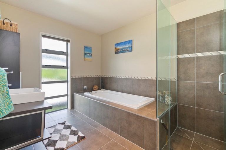 Photo of property in 19 Estuary View Road, Welcome Bay, Tauranga, 3112