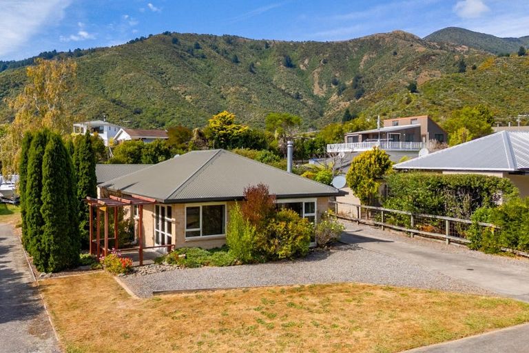 Photo of property in 9 Captains Close, Waikawa, Picton, 7220