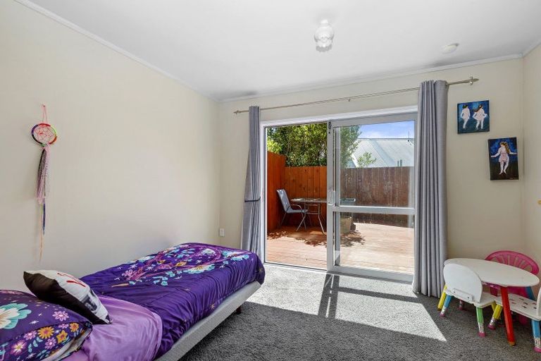 Photo of property in 52 Colchester Crescent, Newlands, Wellington, 6037
