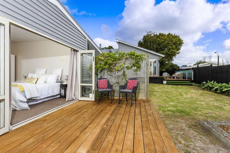 Photo of property in 208 Beach Haven Road, Beach Haven, Auckland, 0626
