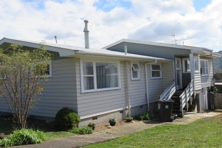 Photo of property in 35 Hillside Drive, Maoribank, Upper Hutt, 5018