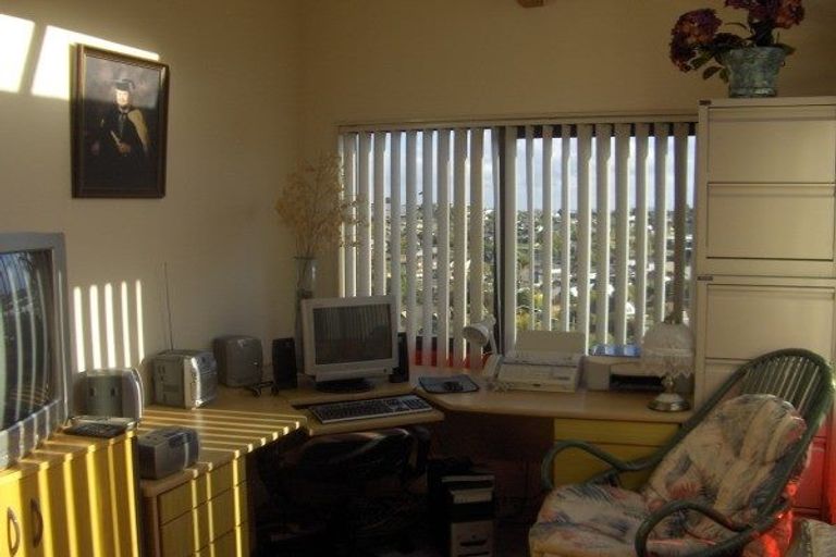 Photo of property in 28 Ronald Macken Place, Windsor Park, Auckland, 0632