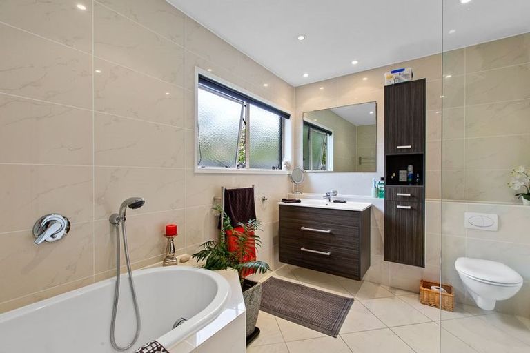 Photo of property in 24 Settlers Grove, Orewa, 0931